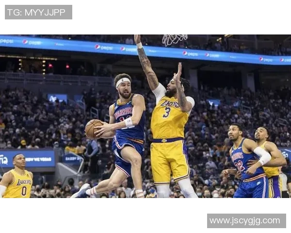 勇士因意外举动冲上热搜榜第一 突破常规的背后原因引发全网热议